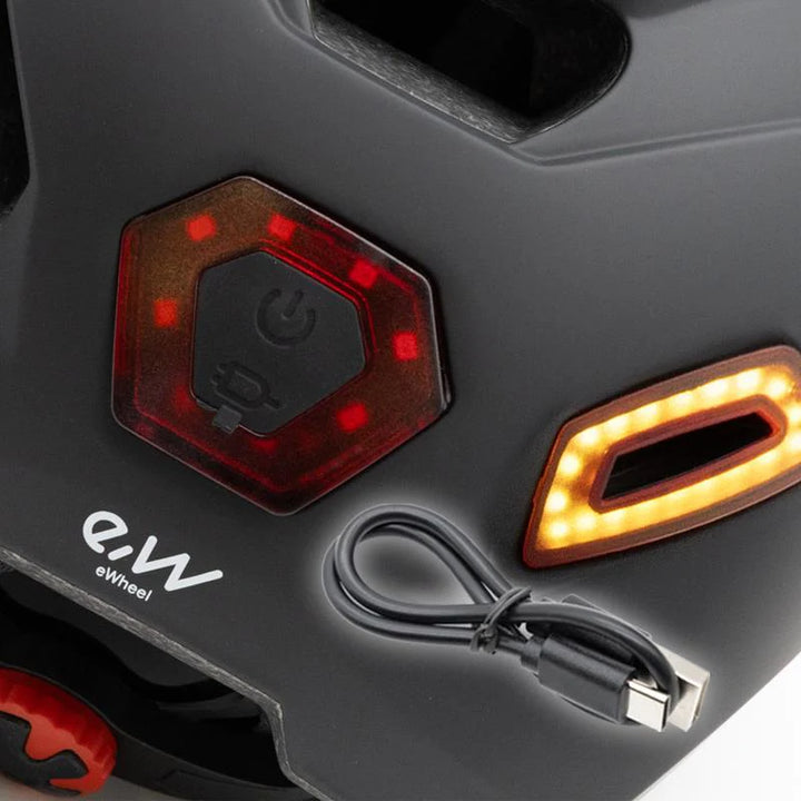 Casco LED con Intermitentes Integrados  CP02