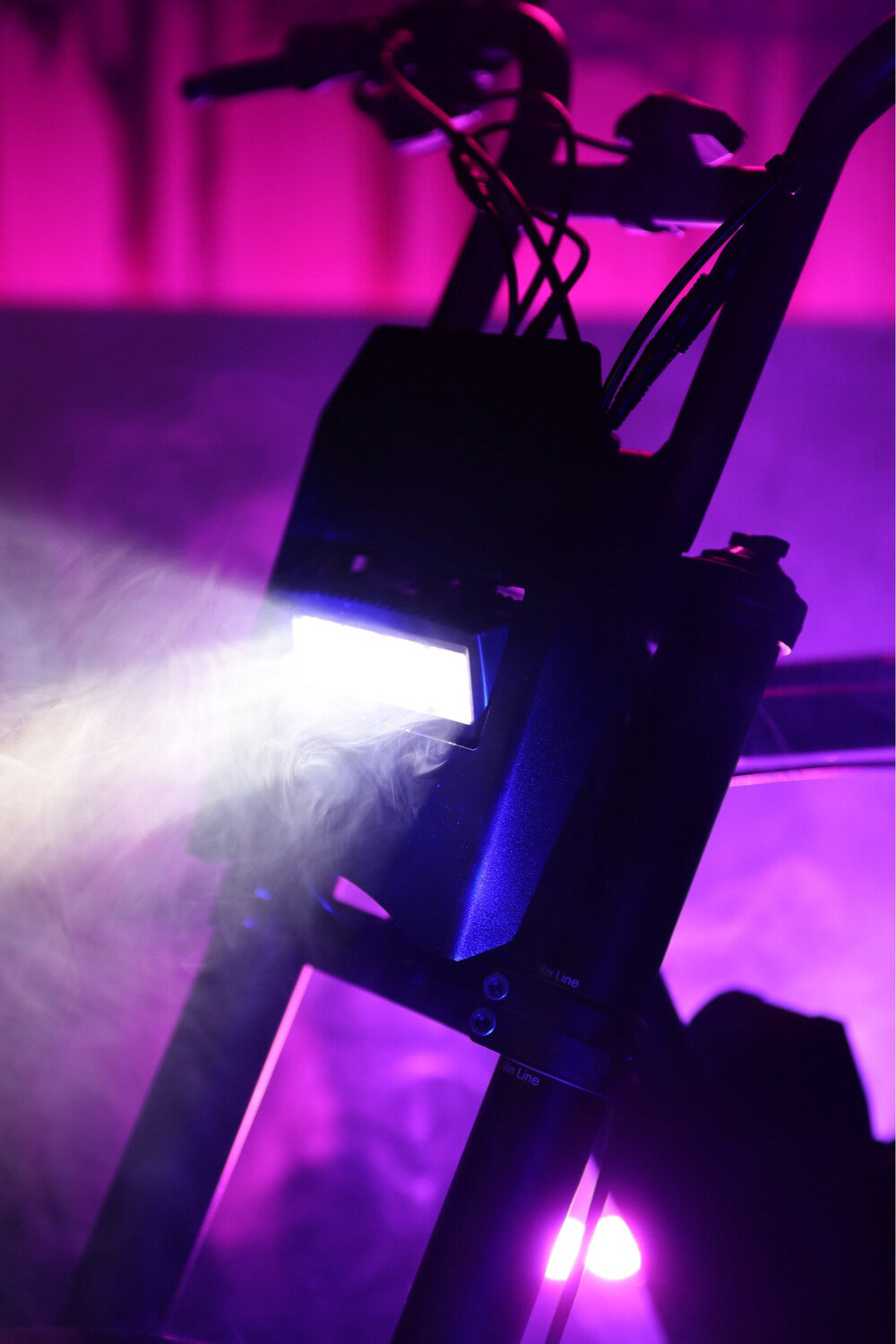 Combinación de Barra de Luces y Placa Frontal Forty Customs: Transforma tu Super73